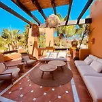 Luxury 4 Bd Penthouse With Private Pool By Hostlovers דירה