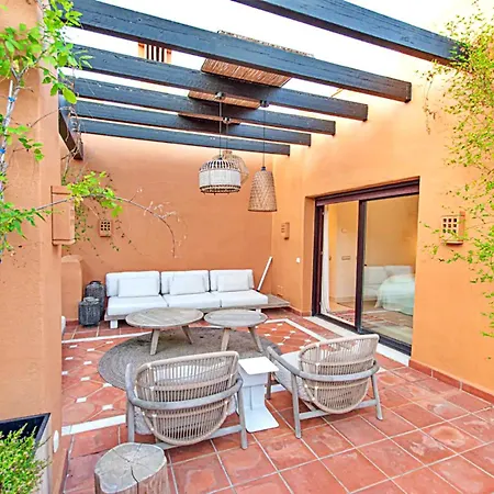 Luxury 4 Bd Penthouse With Private Pool By Hostlovers Μαρμπέλλα